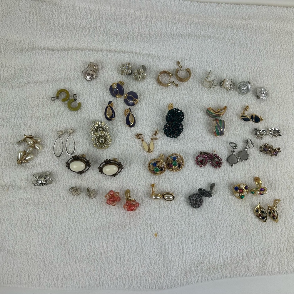 VTG - Lot of 28 pair of earrings, 27 clip-on pairs, 1 Screw back pair.